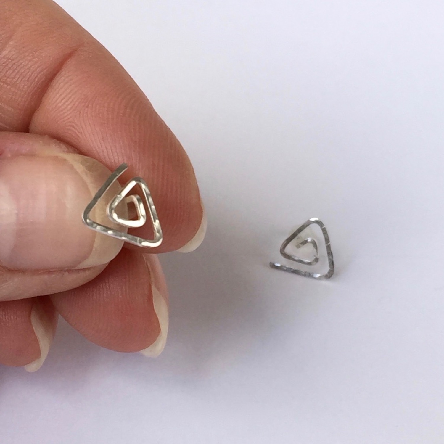 TriangleStuds_WhiteScale